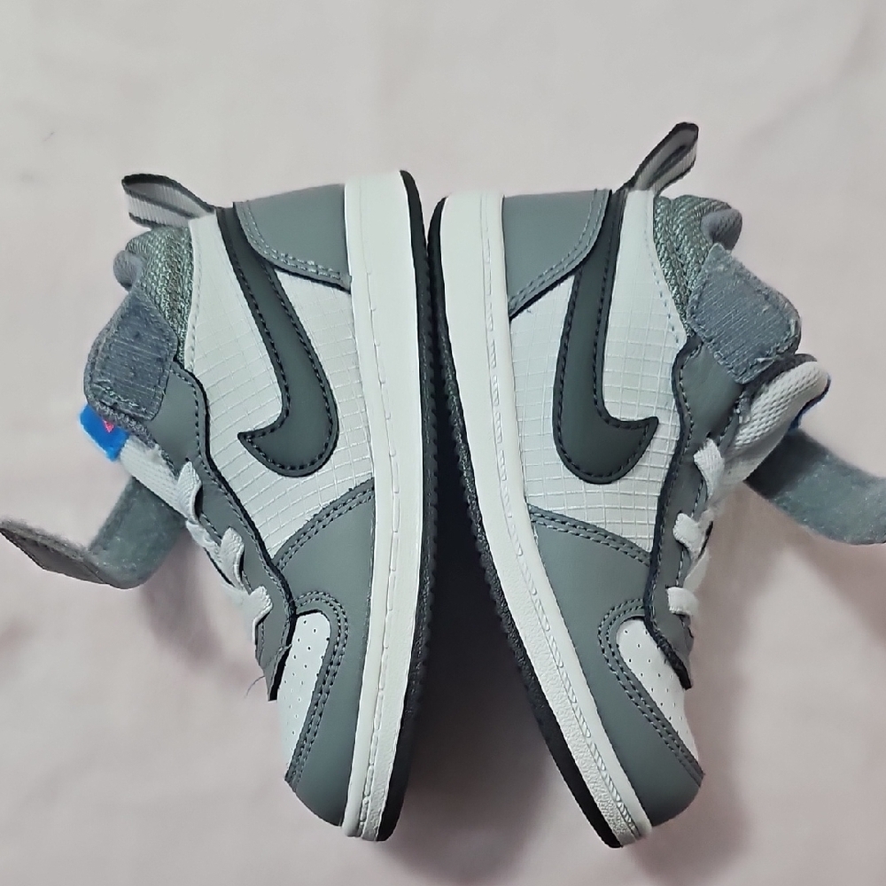 Nike Gray and Black Sneakers with Velcro Closure - Picture 5 of 8